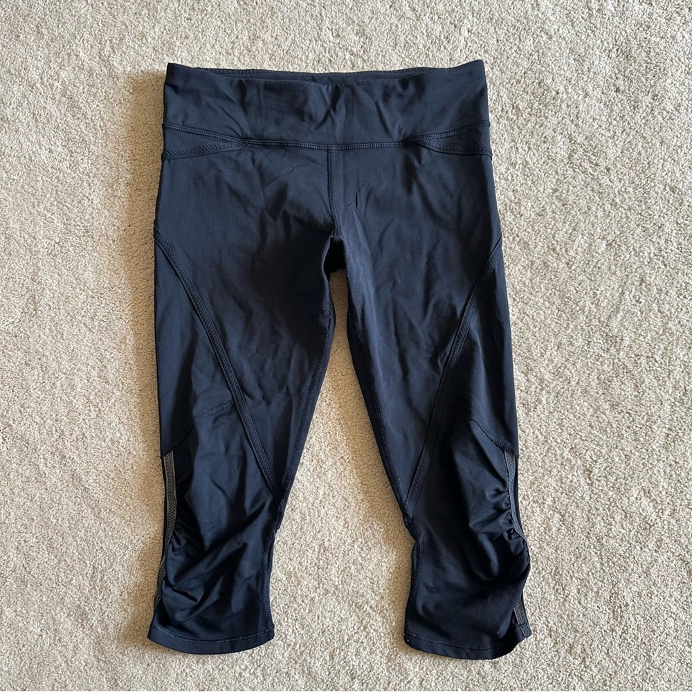 Lululemon Black Crop Legging size 6 Flaw